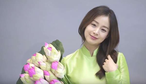 Kim Tae Hee uống loại nước này để da bóng đẹp