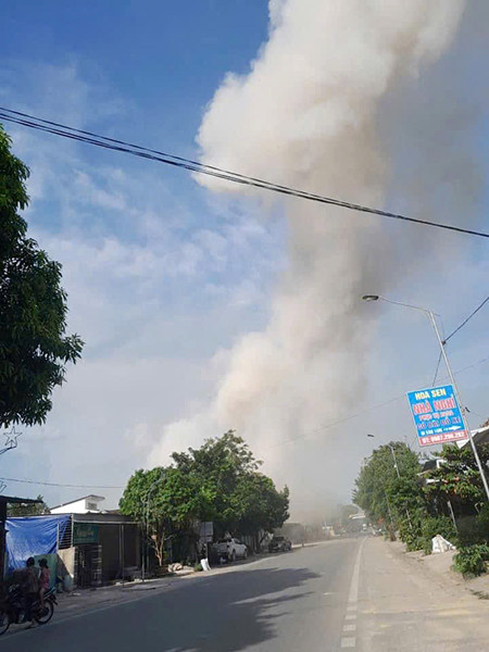 Hình ảnh tan hoang tại ngôi nhà xảy ra 2 vụ nổ liên tiếp làm 4 người thương vong - Ảnh 1.