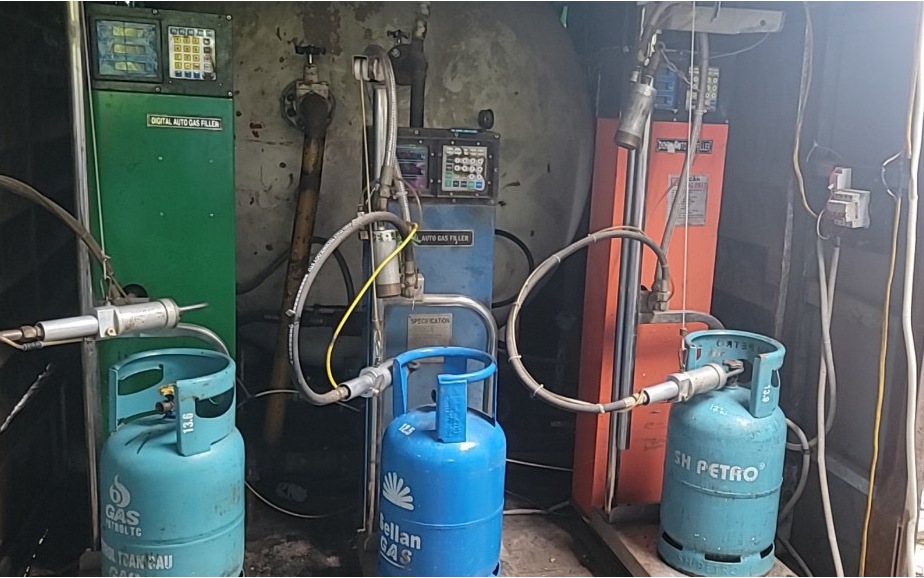 Bình gas mang thương hiệu &quot;Vạn Lộc gas&quot;, &quot;Venus Petrol gas&quot; được san chiết trái phép ở khu lò gạch cũ?