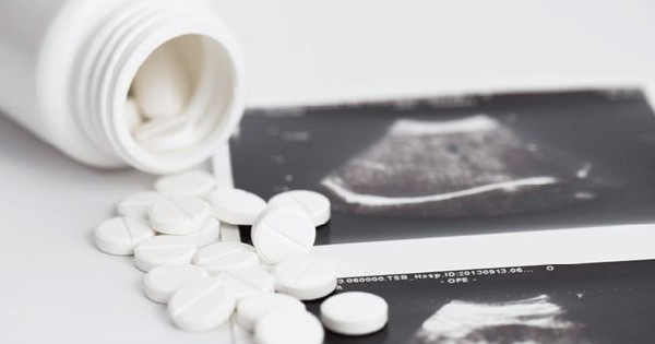 C&ocirc; g&aacute;i 20 tuổi nguy kịch sau khi ph&aacute; thai bằng thuốc theo "b&aacute;c sĩ google"