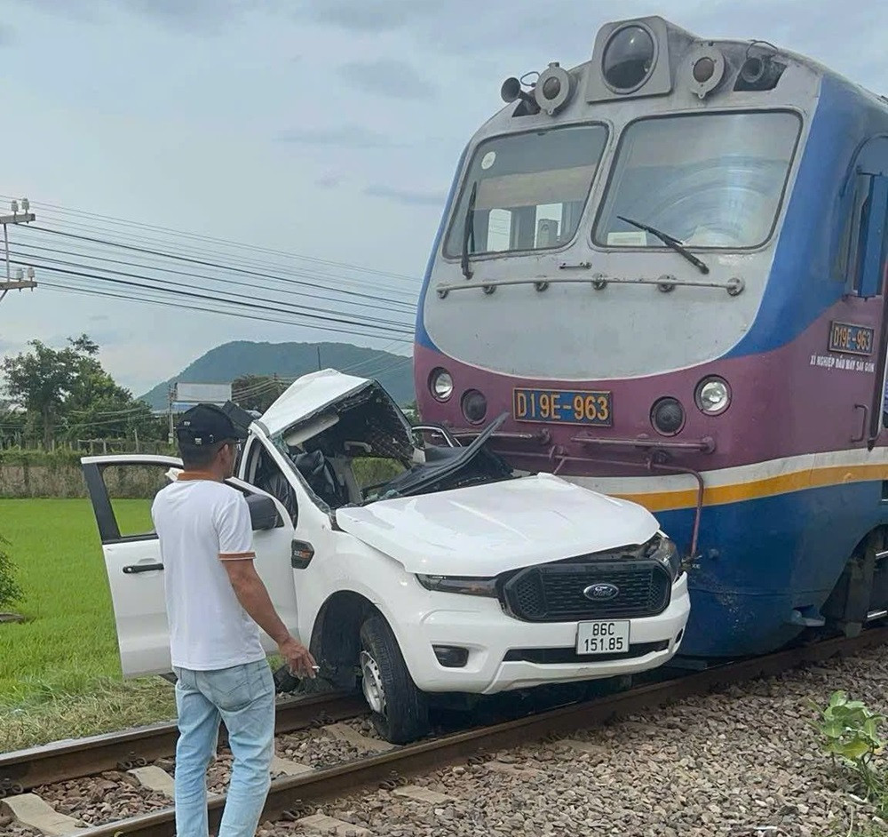 Va chạm với tàu hỏa chở hàng, ô tô bị đẩy hơn 200m - Ảnh 1.