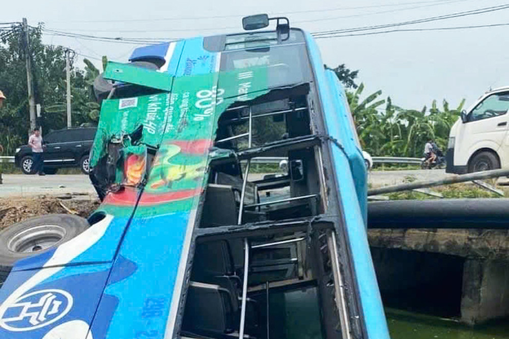 Ô tô tải đâm lật xe buýt xuống mương nước ở Hà Nội, 3 người bị thương - Ảnh 2.