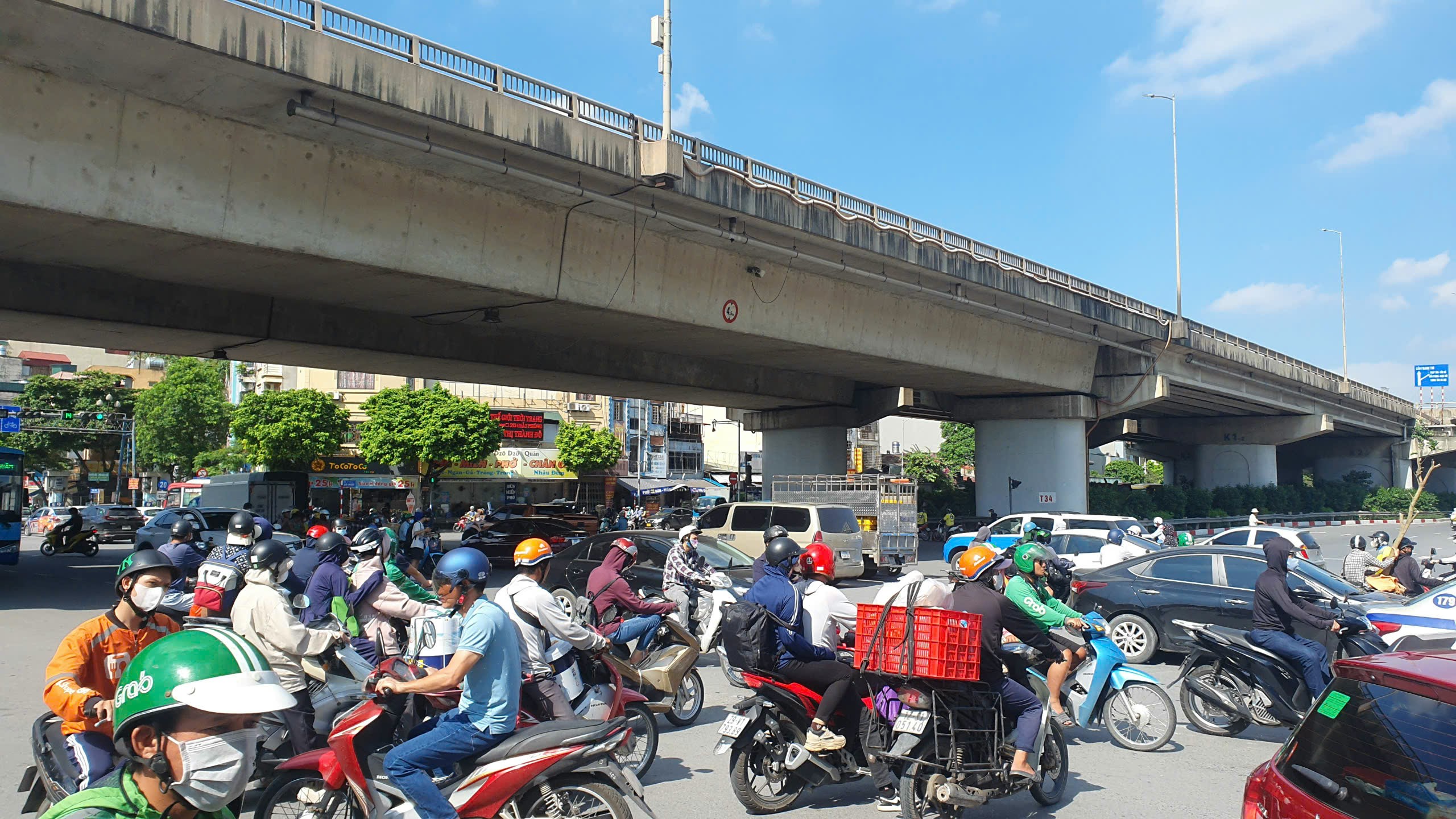 Người dân lỉnh kỉnh đồ đạc 'rời' Thủ đô về nghỉ lễ Quốc khánh 2/9- Ảnh 14.