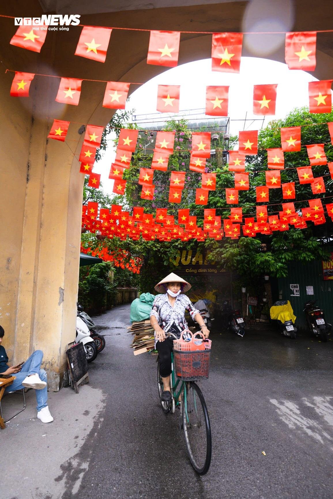 ha-noi-cac-con-ngo-khach-san-treo-co-2-9-16-12524571-1725090263546-1725090263685963882420.jpg