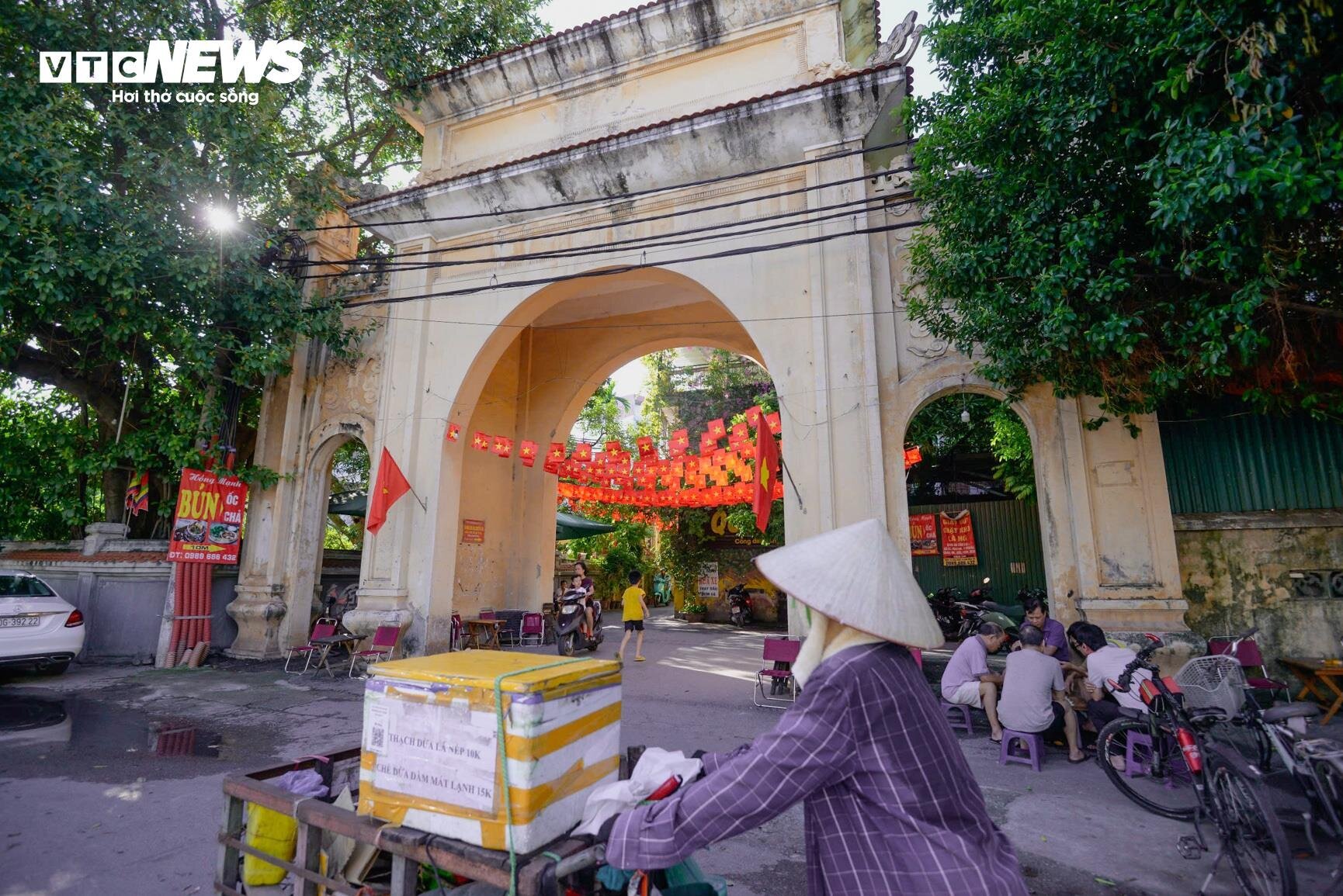 ha-noi-cac-con-ngo-khach-san-treo-co-2-9-21-12534915-1725090267971-17250902682111962642605.jpg