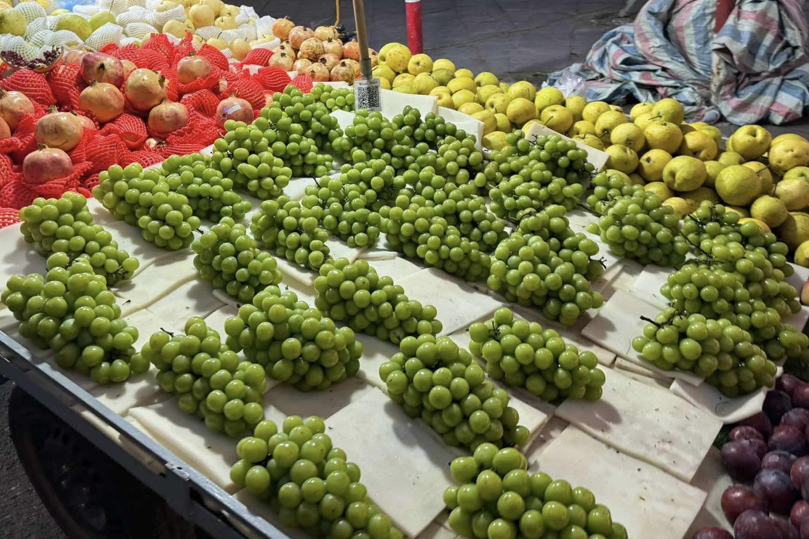 Nhiều người ‘xếp hàng’ mua nho Nhật đắt nhất thế giới giá 12 triệu đồng/kg - Ảnh 3.