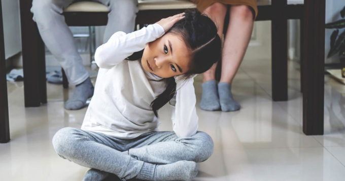 asian-little-daughter-sad-and-clog-the-ears-under-table-while-parent-picture-id1269443286-174149-1722742056916-17227420570571576641431.jpg