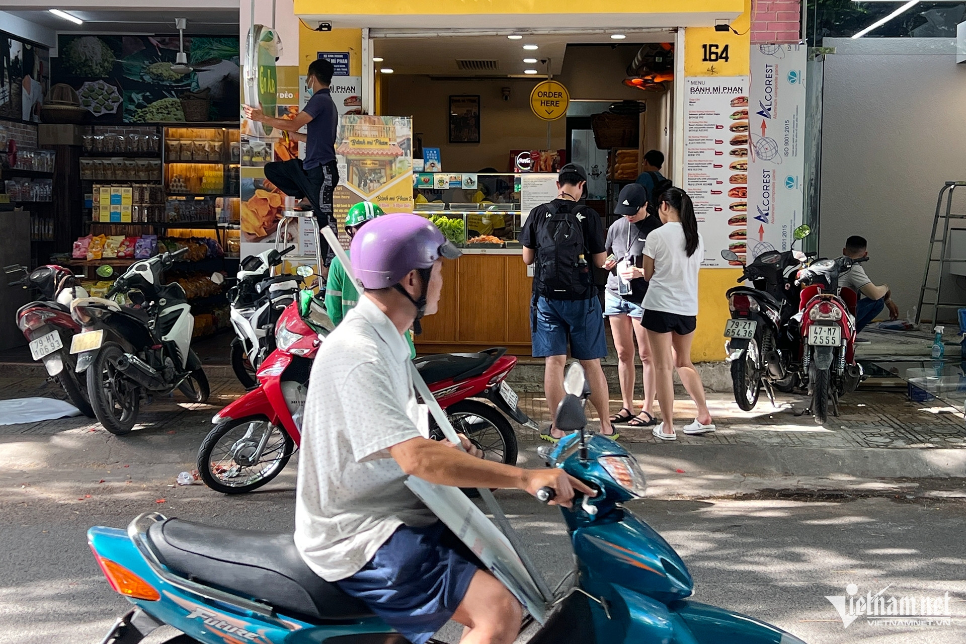 Hàng loạt tiệm bánh mì ở Nha Trang dương tính ‘dư lượng thuốc trừ sâu’ trong rau - Ảnh 1.