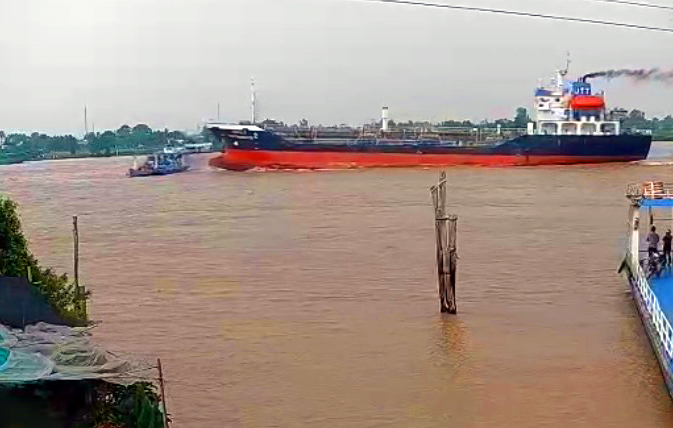 Tàu hàng siêu trường tông phà chở người trên sông Vàm Nao - Ảnh 1.