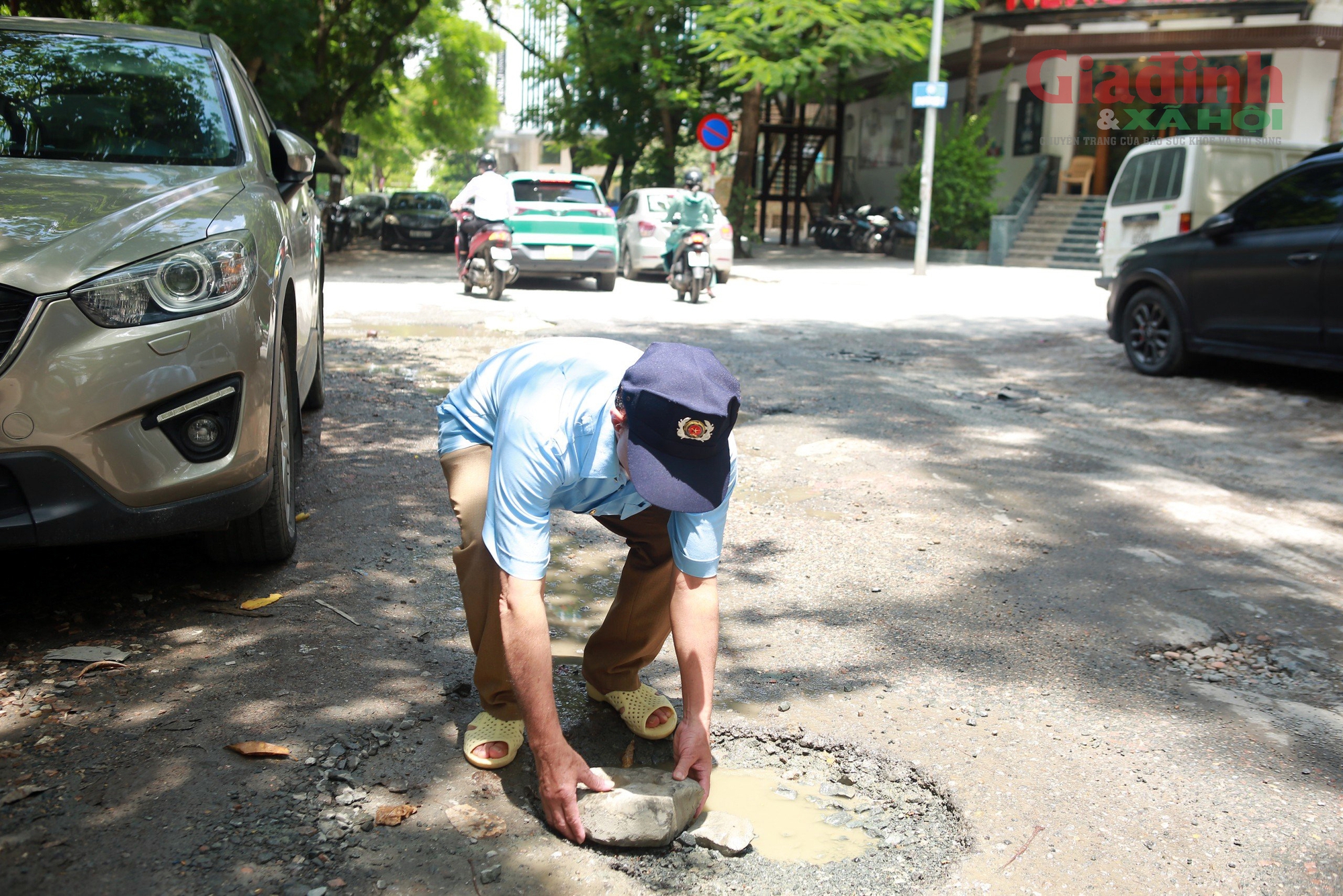 Hà Nội: Thêm một ngõ trên địa bàn quận Cầu Giấy xuất hiện nhiều 'ổ voi' 'bẫy' người đi đường- Ảnh 4.