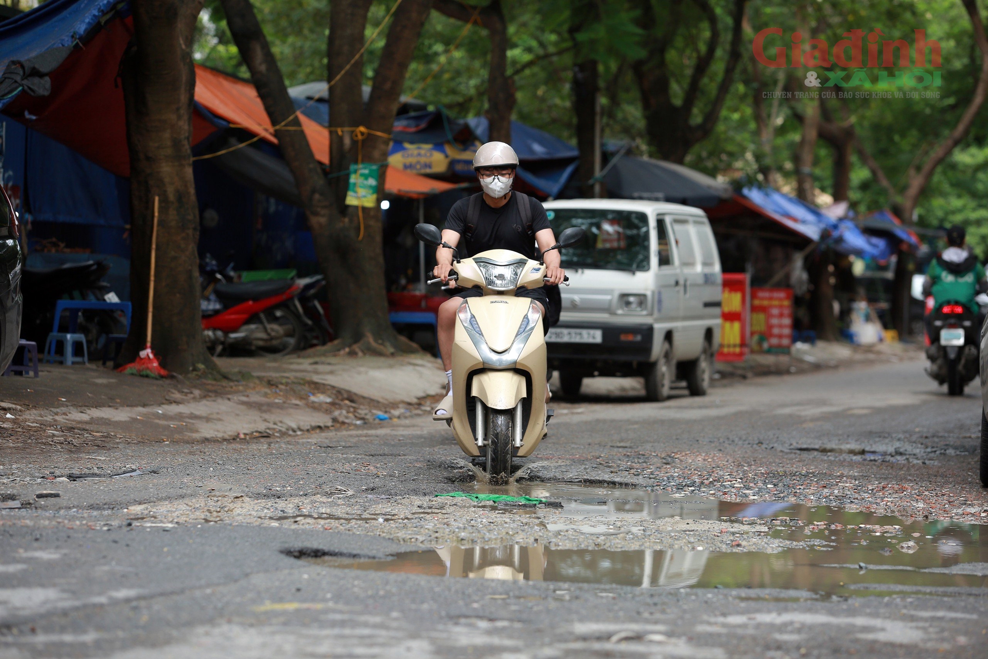 Hà Nội: Thêm một ngõ trên địa bàn quận Cầu Giấy xuất hiện nhiều 'ổ voi' 'bẫy' người đi đường- Ảnh 6.