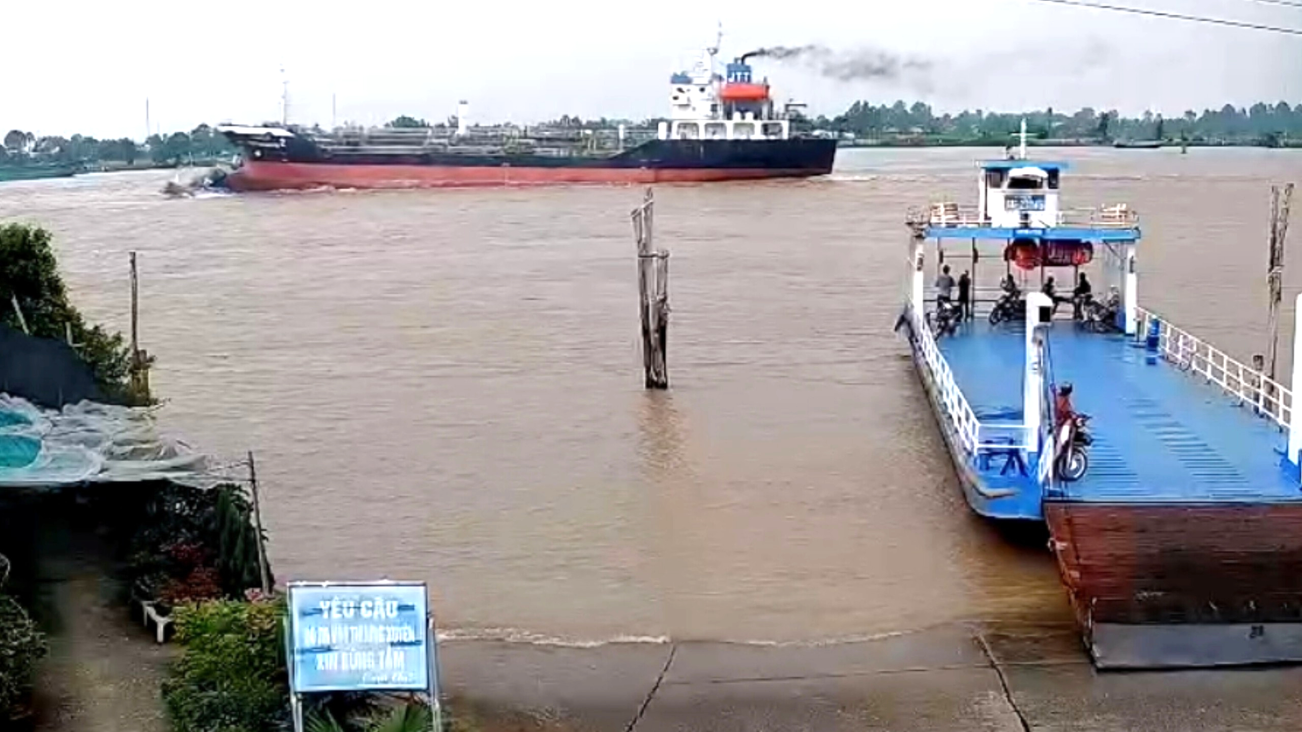 Vụ tàu hàng tông phà chở khách: Chưa vớt được xe tải 4,5 tấn rơi xuống sông - Ảnh 2. Vụ tàu hàng tông phà chở khách: Chưa vớt được xe tải 4,5 tấn rơi xuống sông - Ảnh 2.