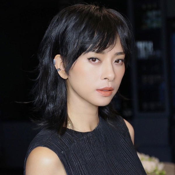 Hôn nhân đời thực bên chồng kém 11 tuổi của Á hậu là 