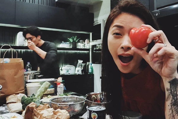 Hôn nhân đời thực bên chồng kém 11 tuổi của Á hậu là 