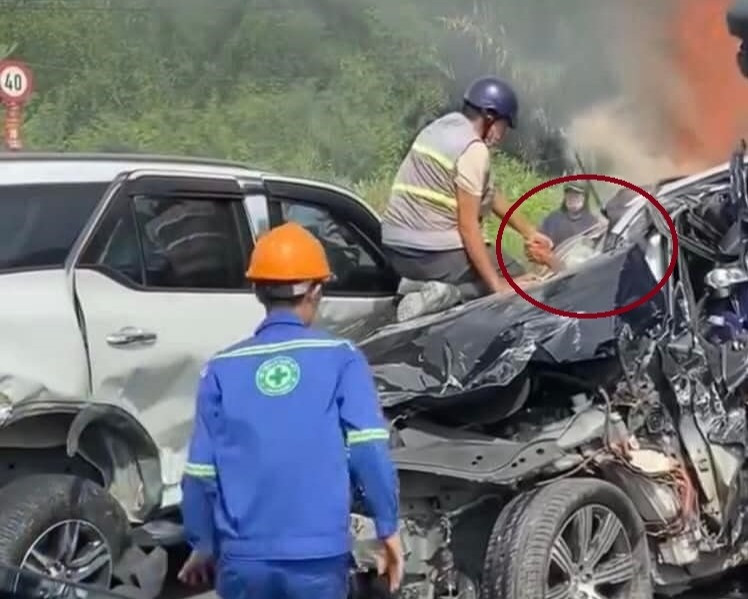 Nhóm 'người hùng' cứu tài xế kẹt trong ô tô bị biến dạng trước khi lửa lan đến - Ảnh 3.