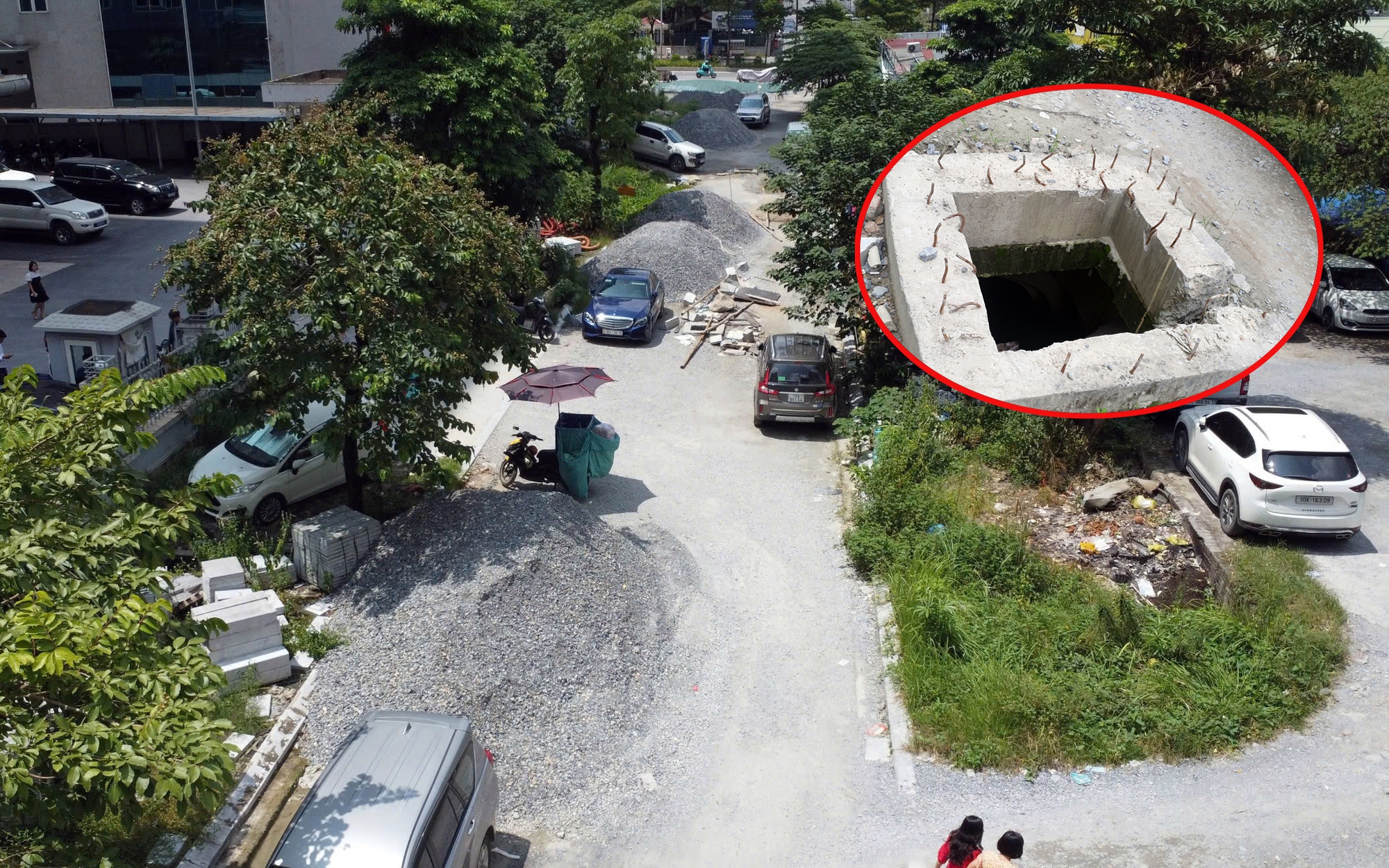 Hà Nội: Chi chít cọc sắt 'mọc' lên ở Dự án D20 Cầu Giấy, đe dọa sức khỏe, tính mạng của người đi đường