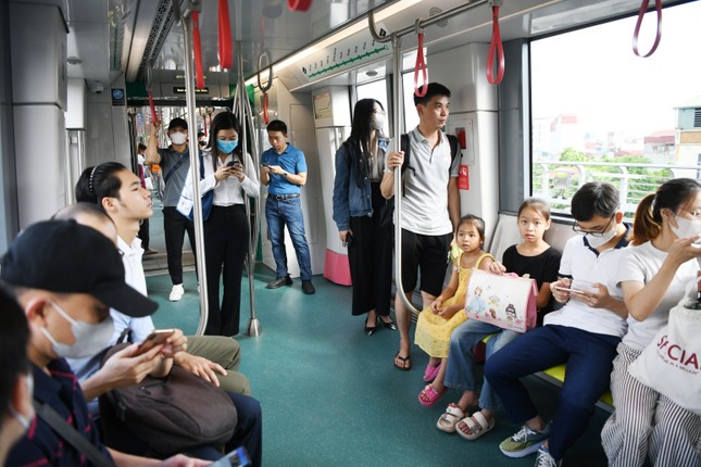 Ngày đầu vận hành metro Nhổn - ga Hà Nội: 1,4 vạn khách đi tàu - Ảnh 1.