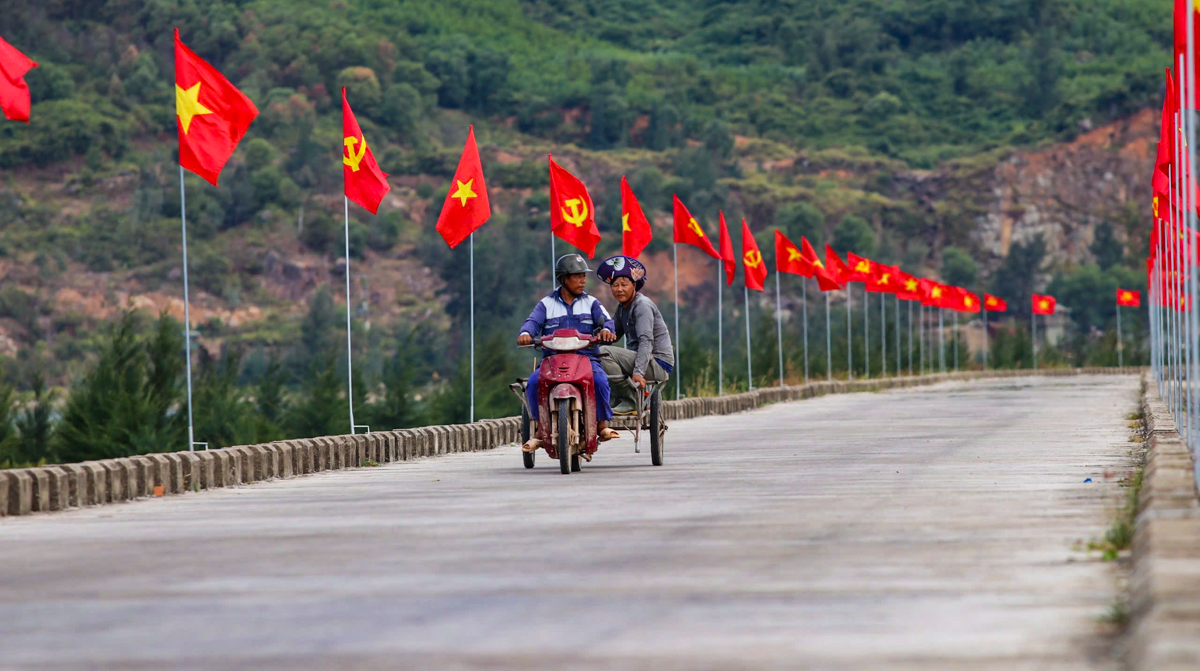 Đê biển dài hơn 2km rợp cờ đỏ sao vàng ở Hà Tĩnh - Ảnh 12.