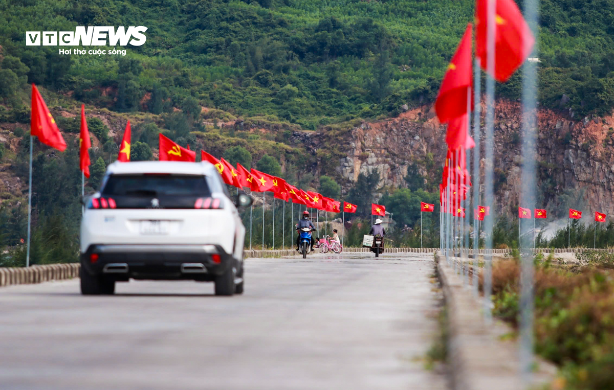 Đê biển dài hơn 2km rợp cờ đỏ sao vàng ở Hà Tĩnh - Ảnh 10.