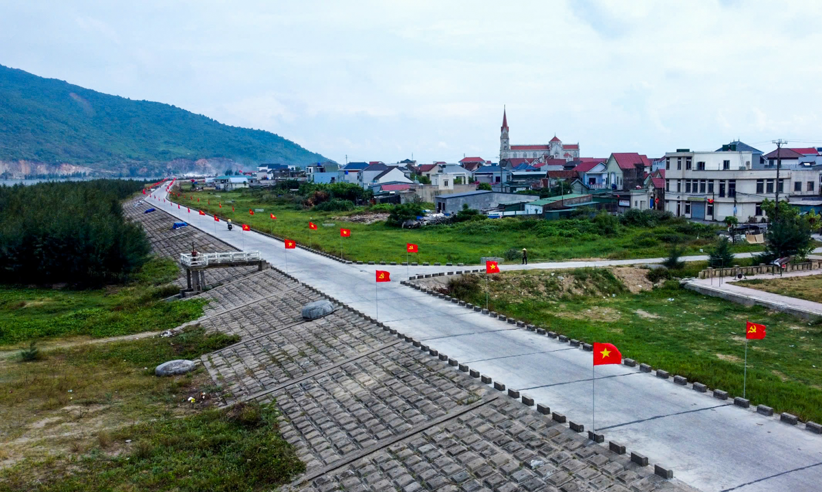 Đê biển dài hơn 2km rợp cờ đỏ sao vàng ở Hà Tĩnh - Ảnh 8.