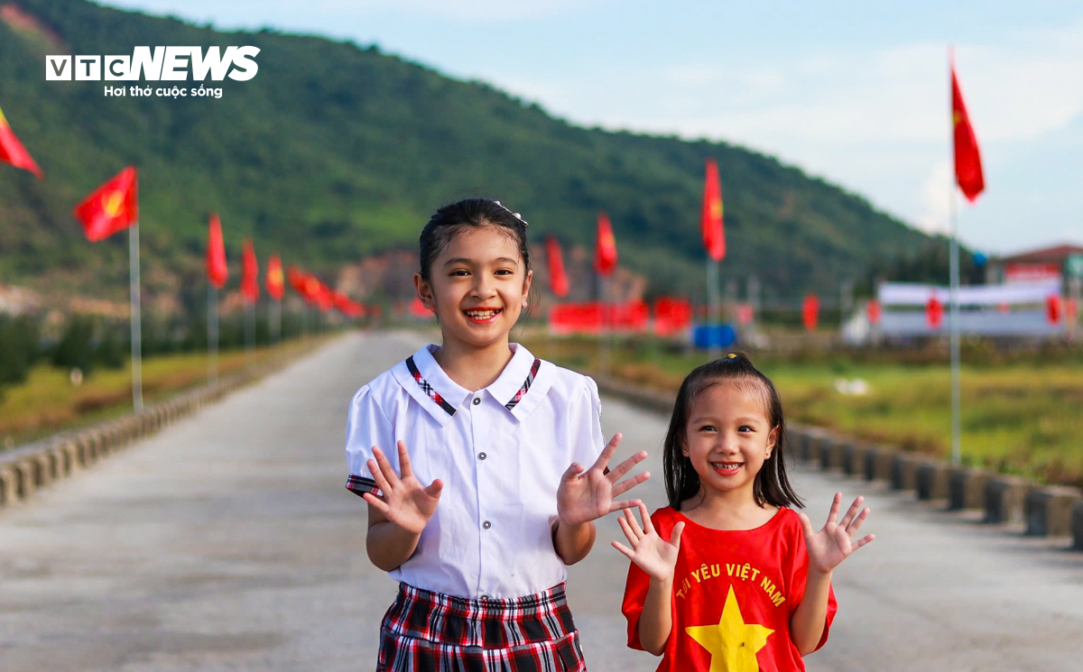 Đê biển dài hơn 2km rợp cờ đỏ sao vàng ở Hà Tĩnh - Ảnh 6.