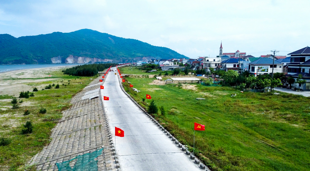 Đê biển dài hơn 2km rợp cờ đỏ sao vàng ở Hà Tĩnh - Ảnh 3.