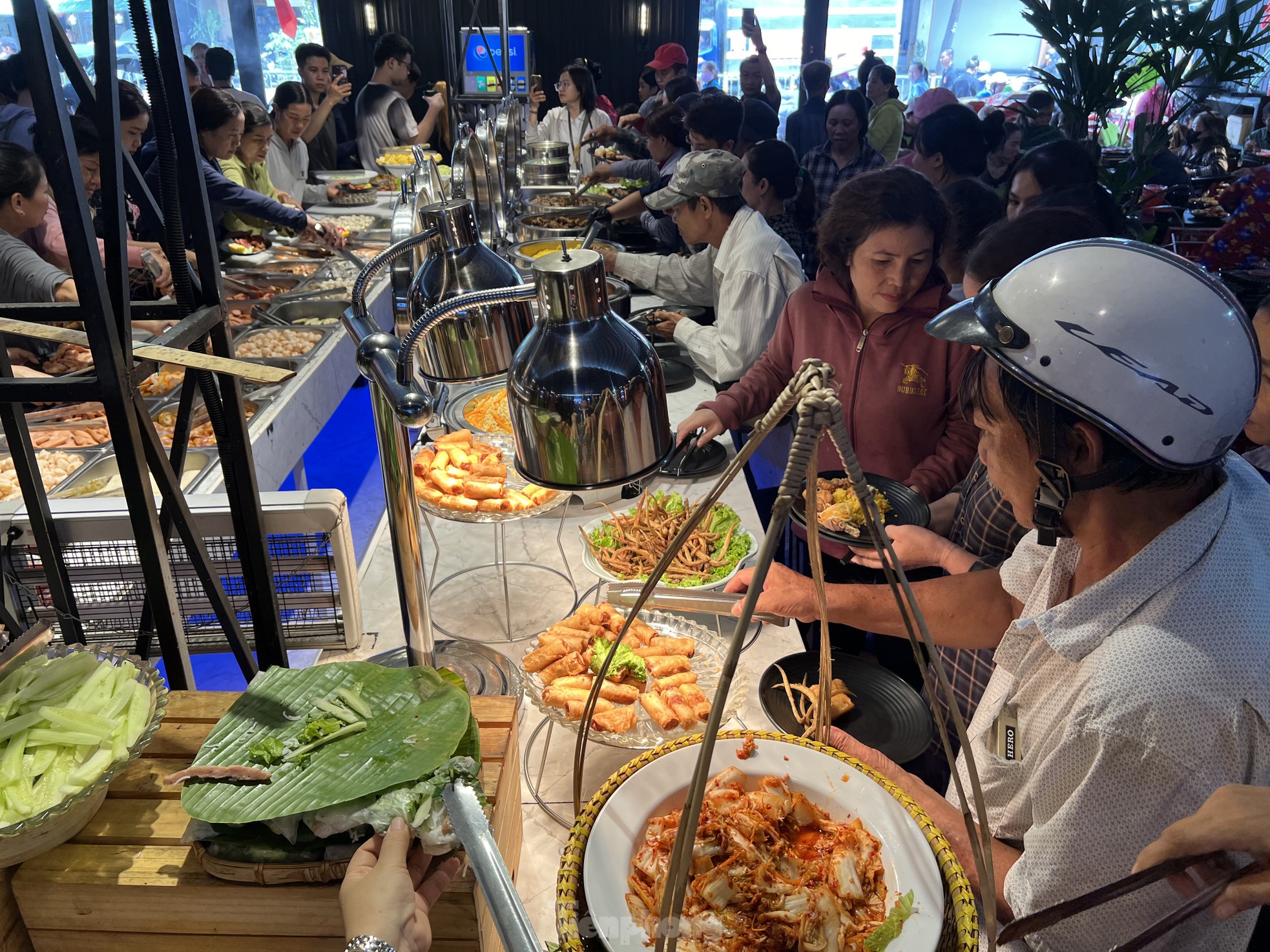 Xúc động tiệc buffet 1.000 đồng ở TPHCM - Ảnh 1.