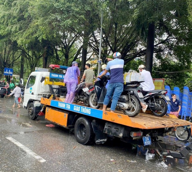 Hà Nội dùng xe công vụ chở người dân qua đường bị ngập - Ảnh 3.