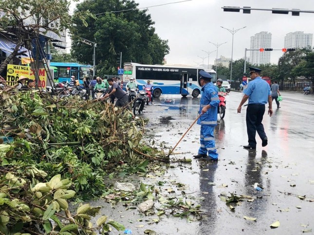 Hà Nội dùng xe công vụ chở người dân qua đường bị ngập - Ảnh 4.