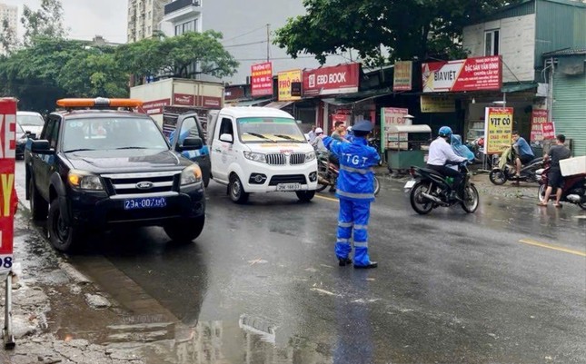 Hà Nội dùng xe công vụ chở người dân qua đường bị ngập - Ảnh 6.