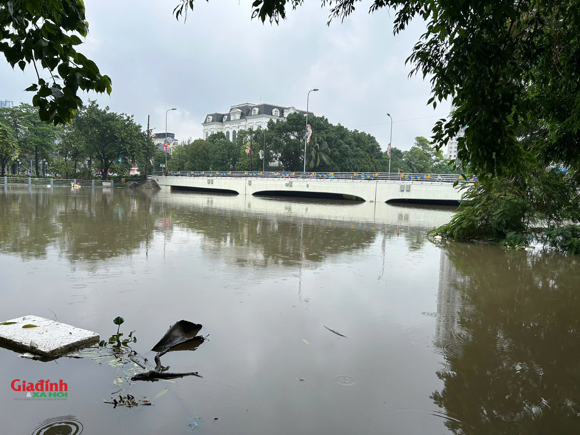 Chủ tịch Hà Nội ra công điện khẩn ứng phó lũ lớn trên các sông - Ảnh 1.