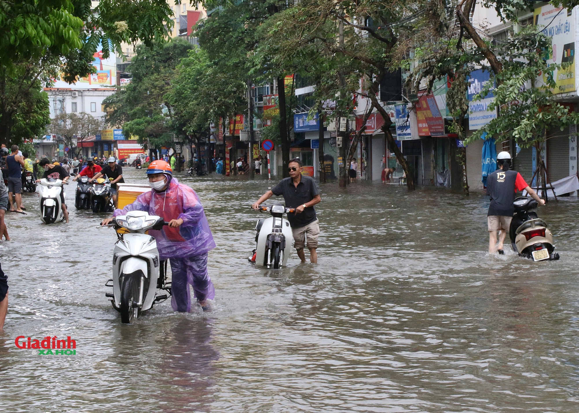 Hà Nội: Nước sông Nhuệ tràn bờ, nhiều tuyến phố ngập sâu, người dân chật vật di chuyển - Ảnh 1.