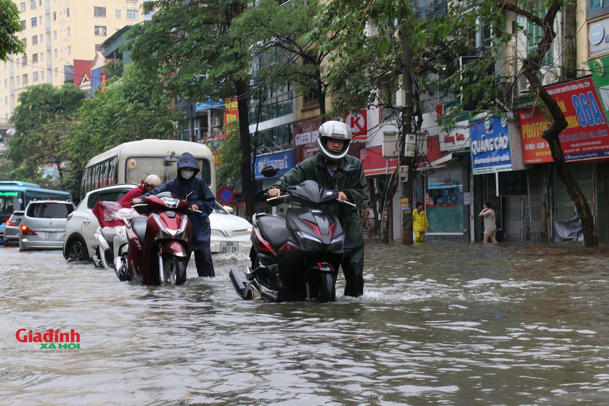 Hà Nội: Nước sông Nhuệ tràn bờ, nhiều tuyến phố ngập sâu, người dân chật vật di chuyển - Ảnh 3.