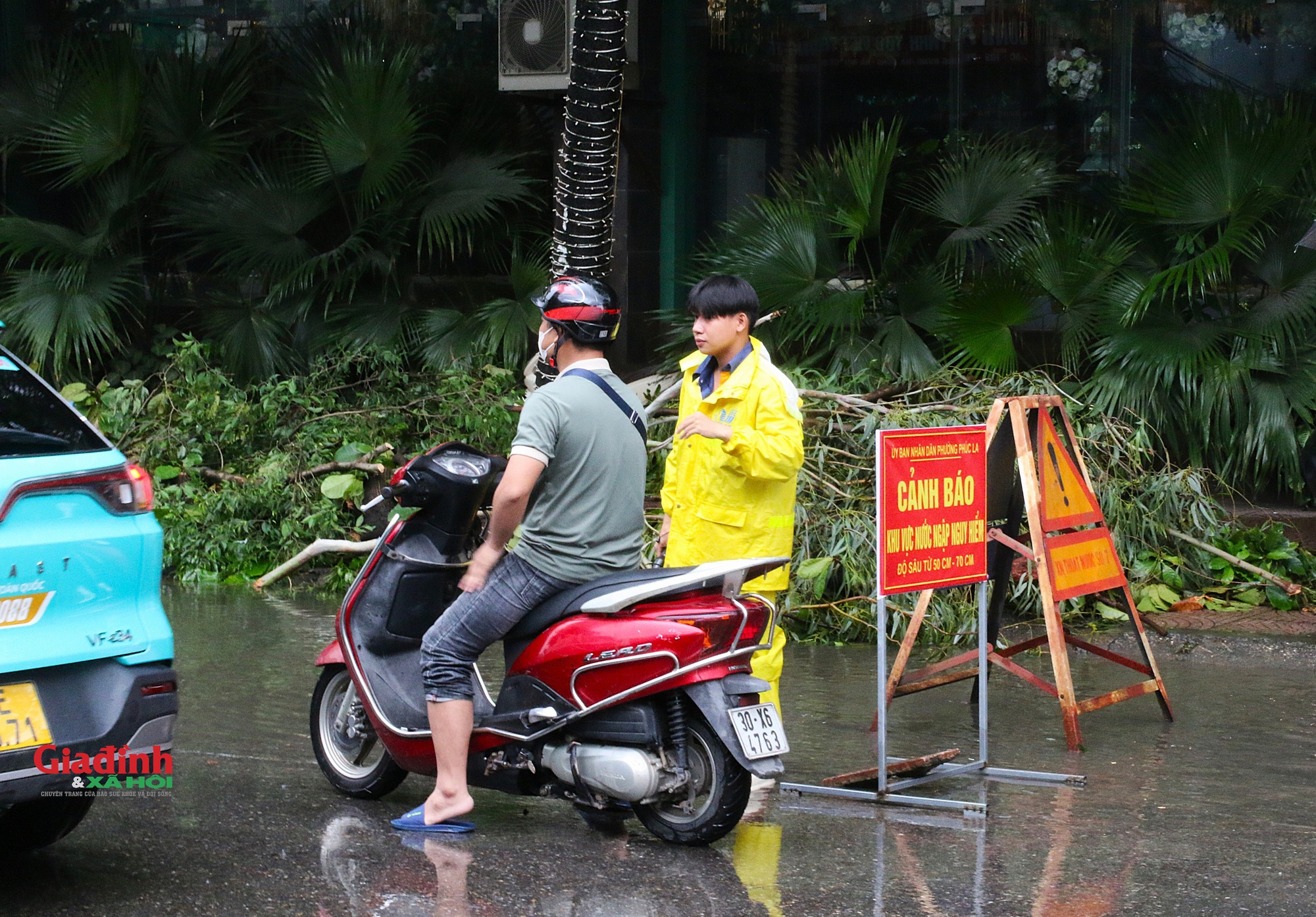 Hà Nội: Nước sông Nhuệ tràn bờ, nhiều tuyến phố ngập sâu, người dân chật vật di chuyển - Ảnh 5.