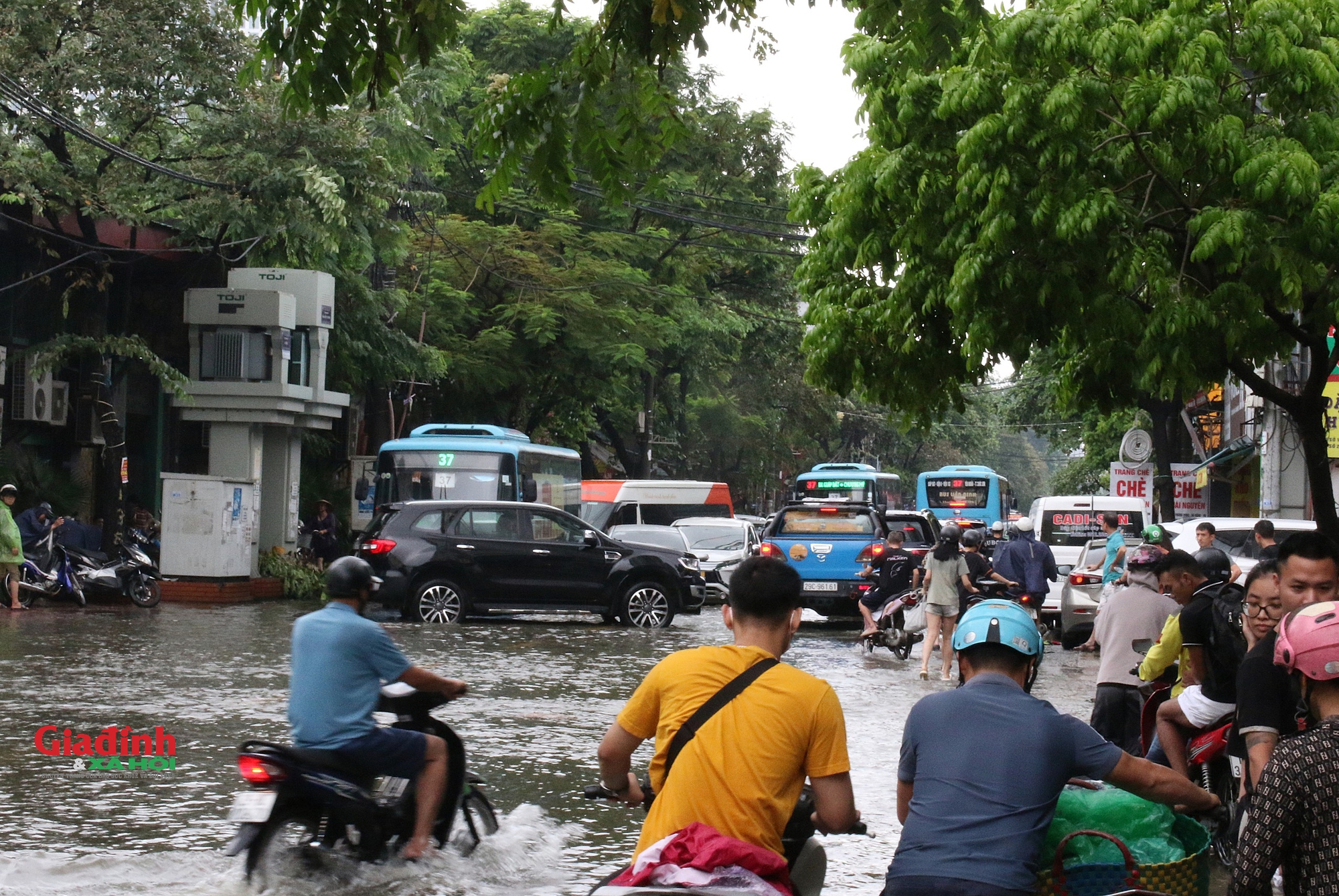 Hà Nội: Nước sông Nhuệ tràn bờ, nhiều tuyến phố ngập sâu, người dân chật vật di chuyển - Ảnh 6.