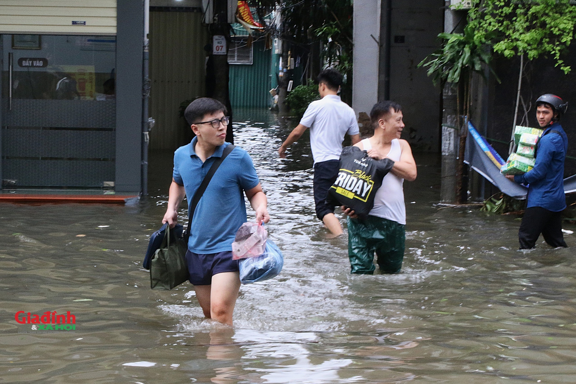 Hà Nội: Nước sông Nhuệ tràn bờ, nhiều tuyến phố ngập sâu, người dân chật vật di chuyển - Ảnh 7.