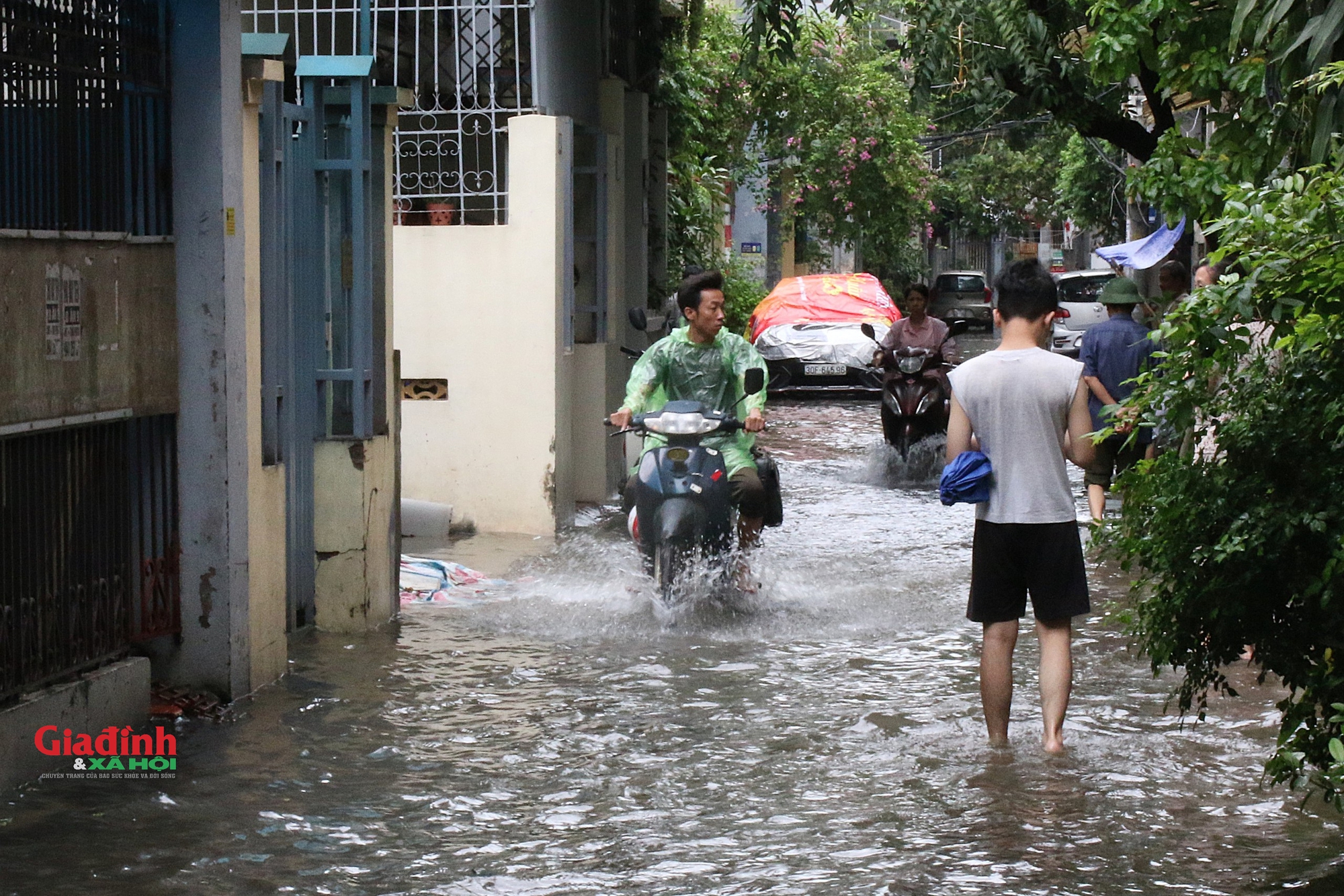 Hà Nội: Nước sông Nhuệ tràn bờ, nhiều tuyến phố ngập sâu, người dân chật vật di chuyển - Ảnh 8.