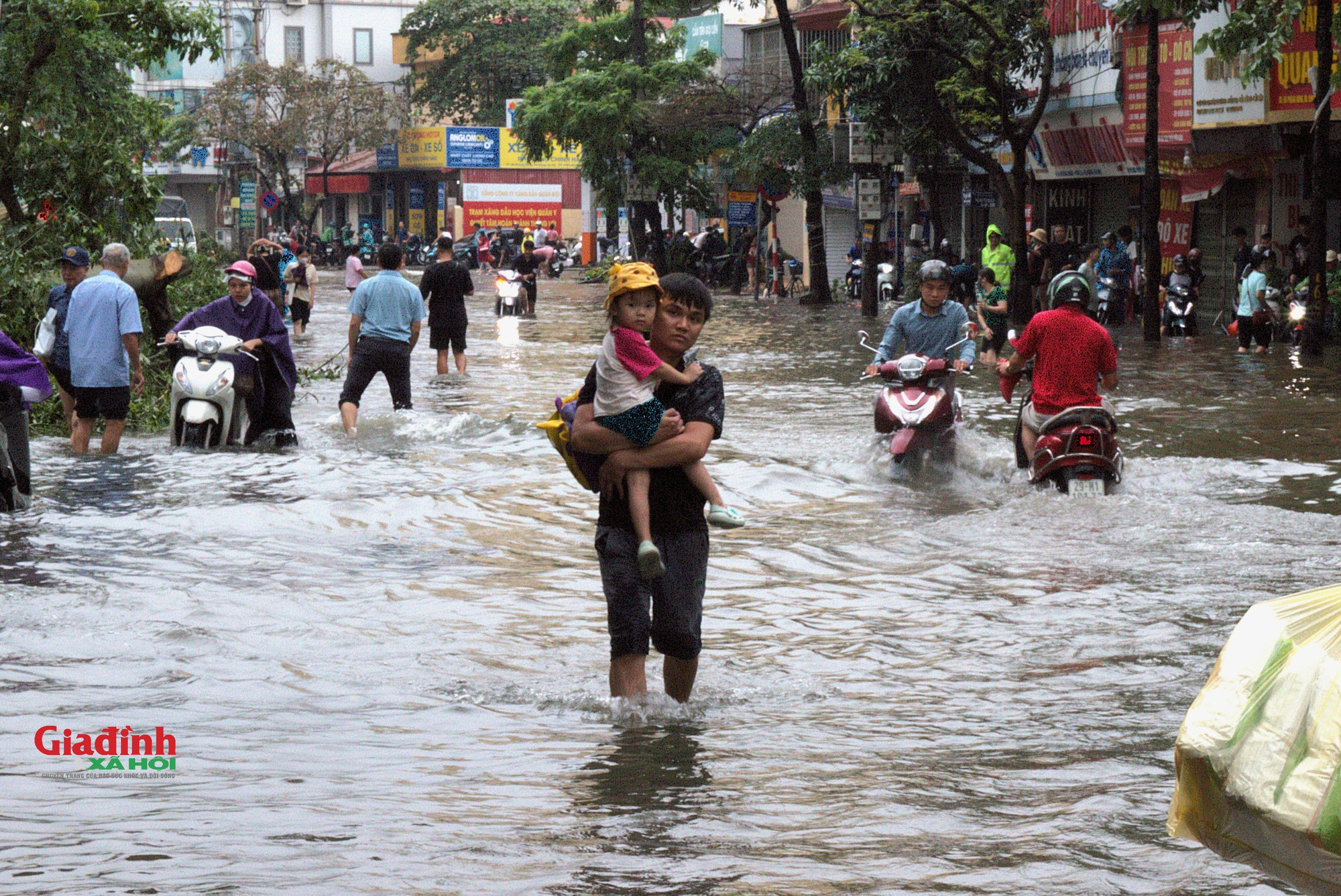 Hà Nội: Nước sông Nhuệ tràn bờ, nhiều tuyến phố ngập sâu, người dân chật vật di chuyển - Ảnh 11.