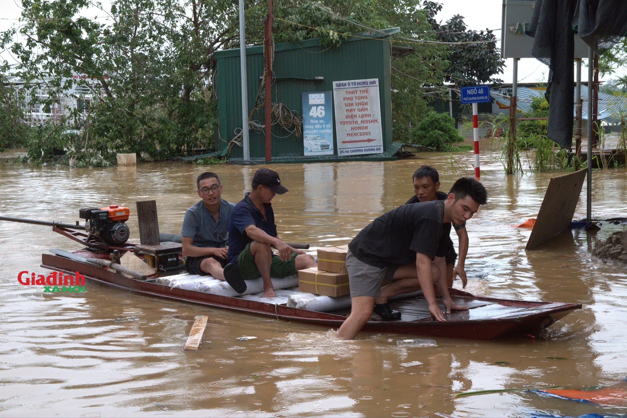 Hà Nội: Nước sông Hồng lên nhanh, người dân hối hả &quot;chạy lũ&quot; - Ảnh 8.