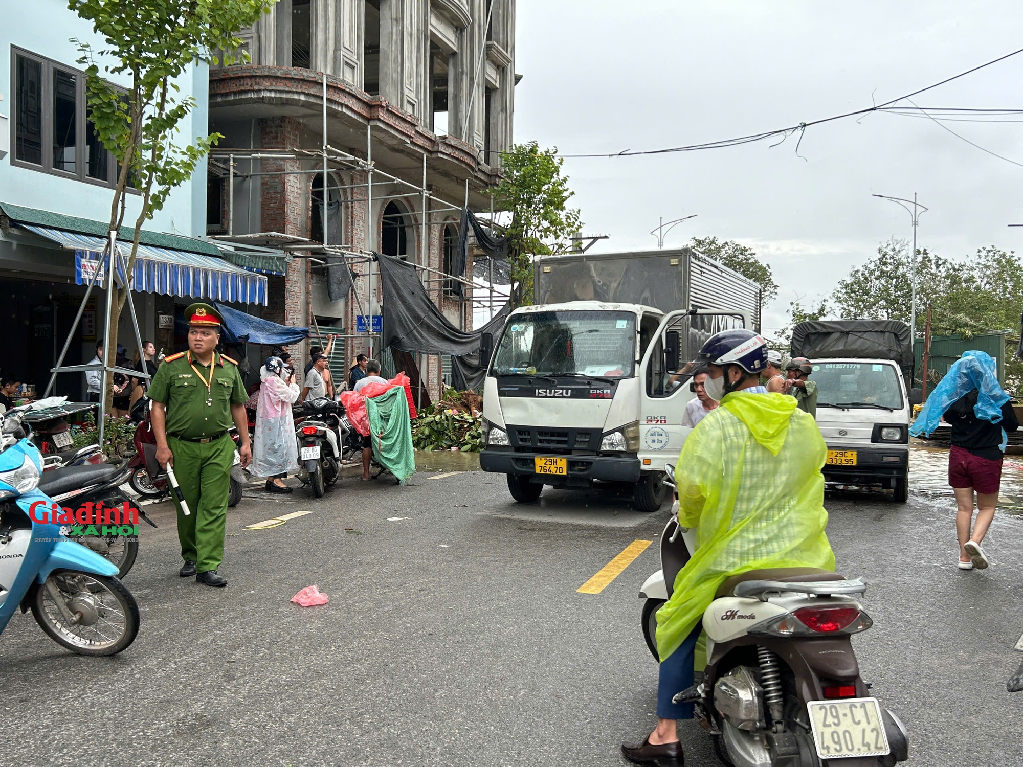 Hà Nội: Nước sông Hồng lên nhanh, người dân hối hả &quot;chạy lũ&quot; - Ảnh 10.