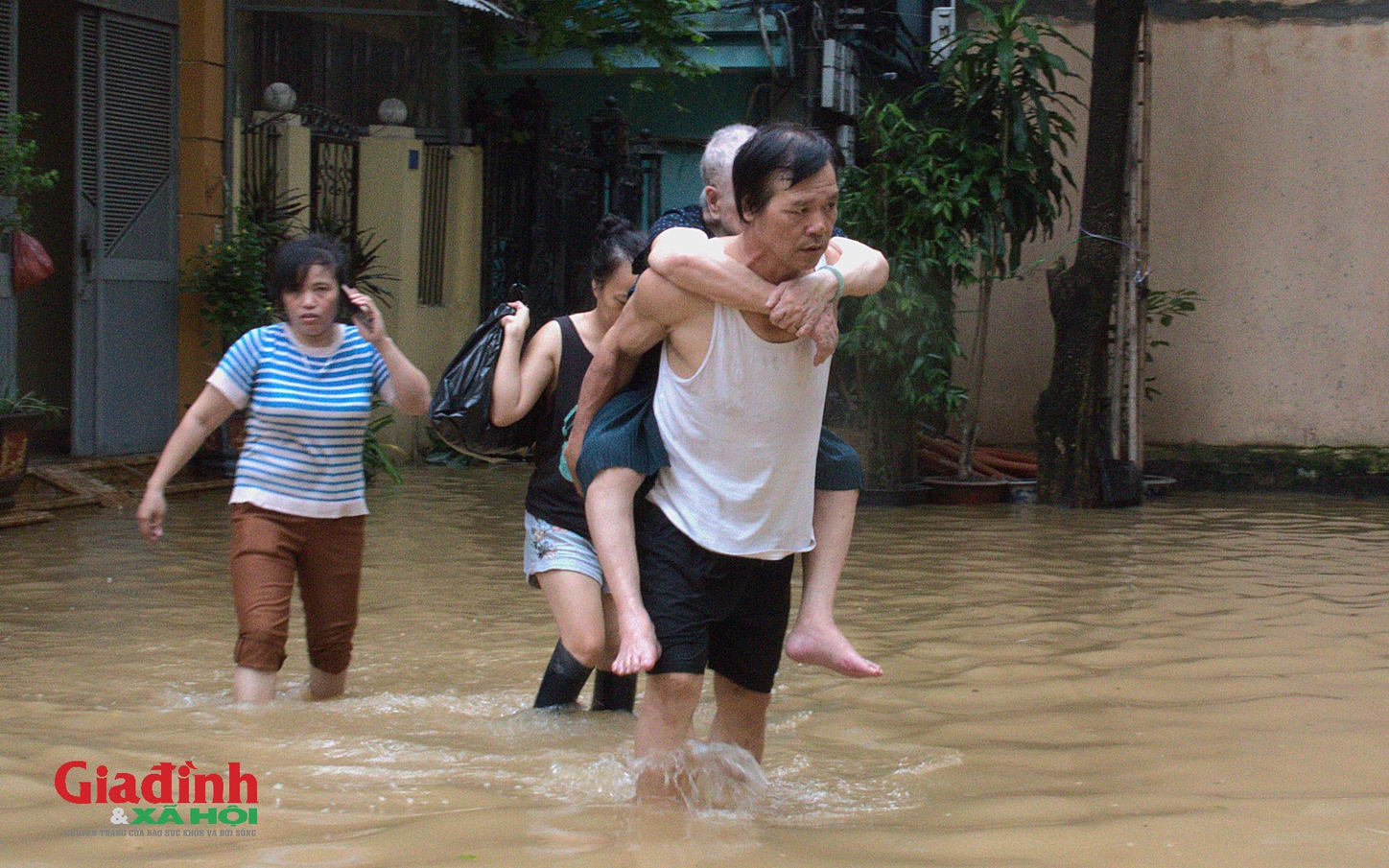 Hà Nội: Nước sông Hồng lên nhanh, người dân hối hả "chạy lũ"