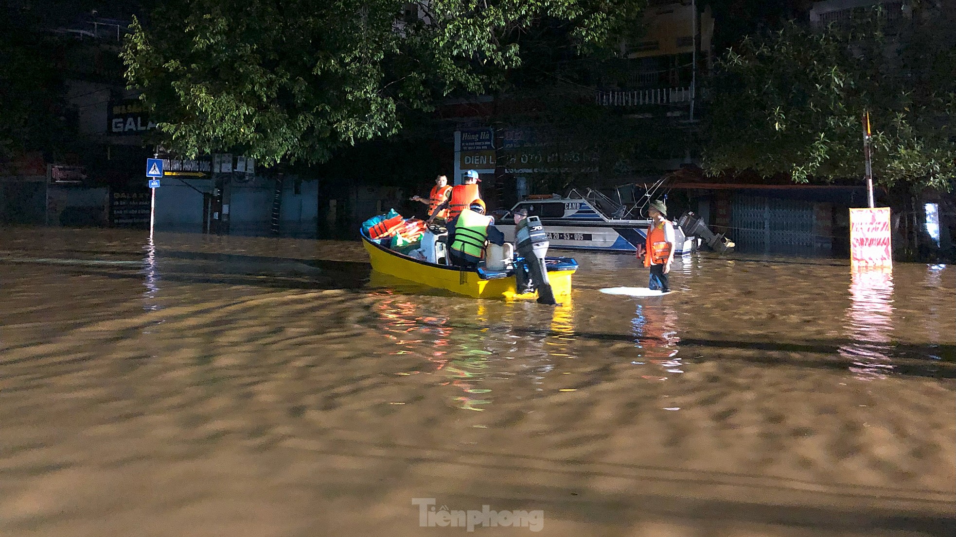 Xuyên đêm cứu hộ người dân ở vùng lũ lụt Thái Nguyên - Ảnh 4.