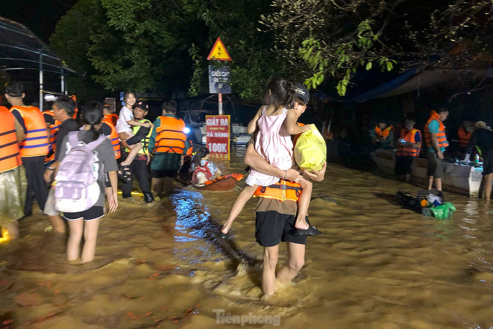 Xuyên đêm cứu hộ người dân ở vùng lũ lụt Thái Nguyên - Ảnh 16.