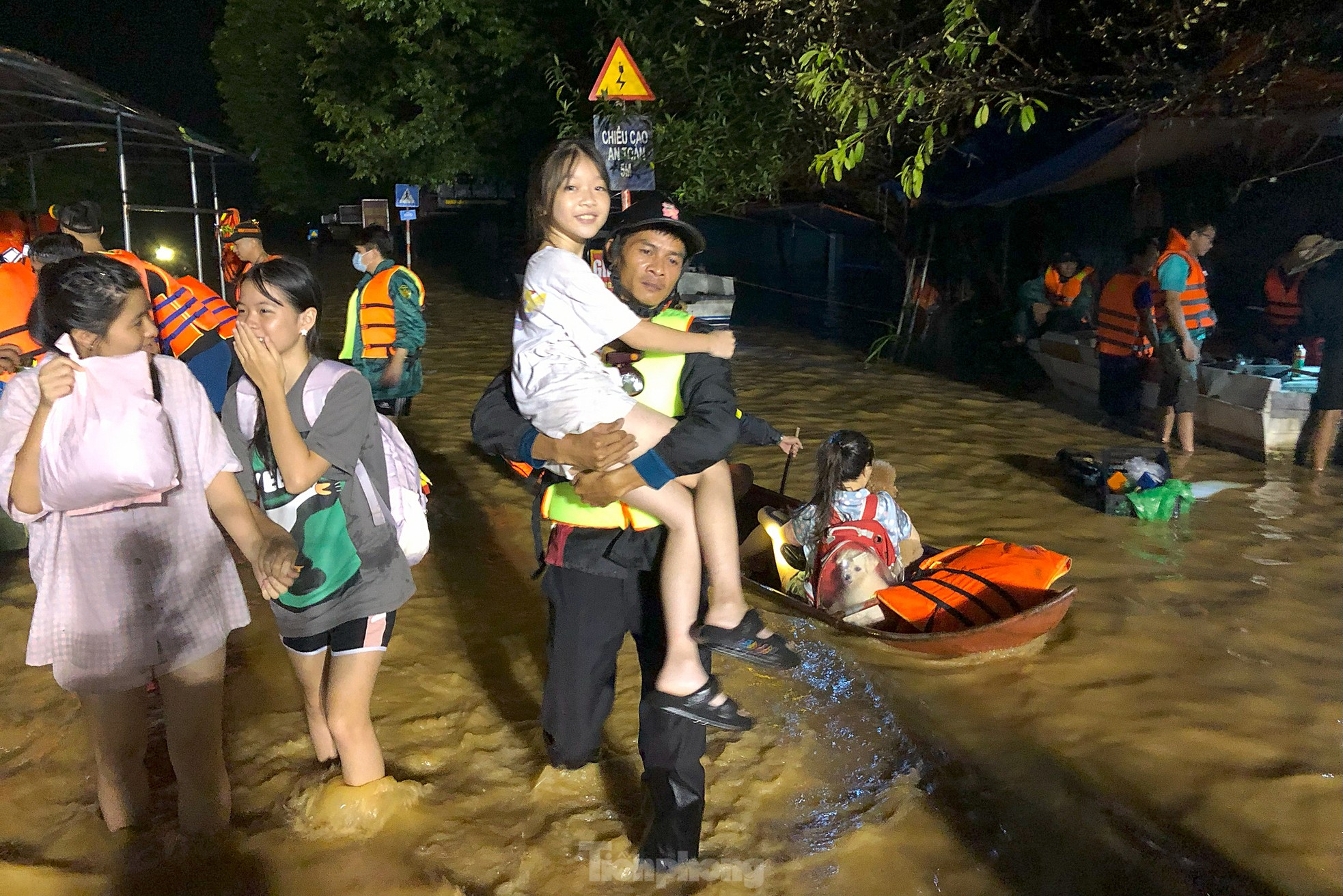 Xuyên đêm cứu hộ người dân ở vùng lũ lụt Thái Nguyên - Ảnh 15.