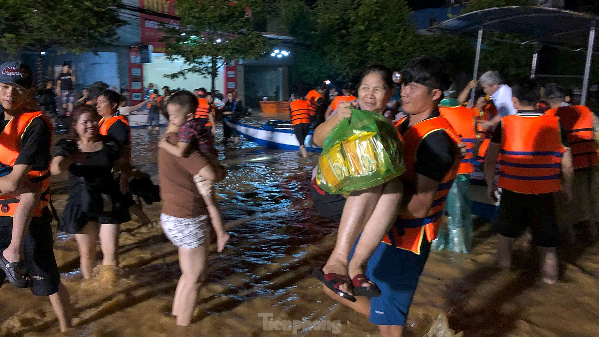 Xuyên đêm cứu hộ người dân ở vùng lũ lụt Thái Nguyên - Ảnh 13.