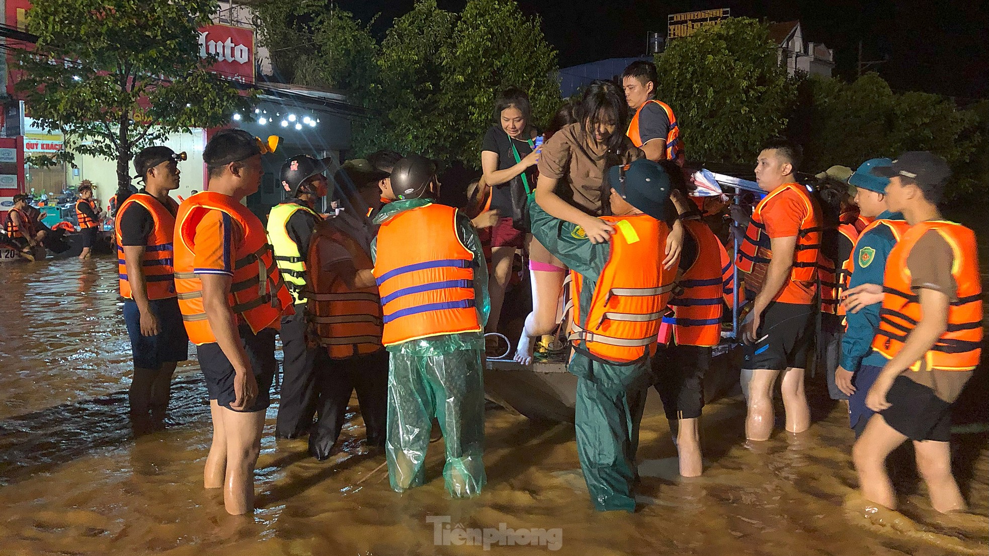 Xuyên đêm cứu hộ người dân ở vùng lũ lụt Thái Nguyên - Ảnh 11.