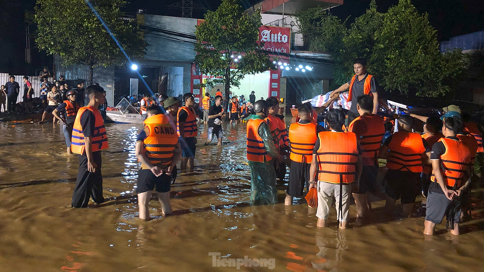 Xuyên đêm cứu hộ người dân ở vùng lũ lụt Thái Nguyên - Ảnh 9.