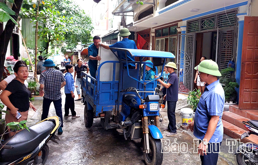 Phạt 2 người không chấp hành lệnh di dời tránh lũ - Ảnh 1. Phạt 2 người không chấp hành lệnh di dời tránh lũ - Ảnh 1.