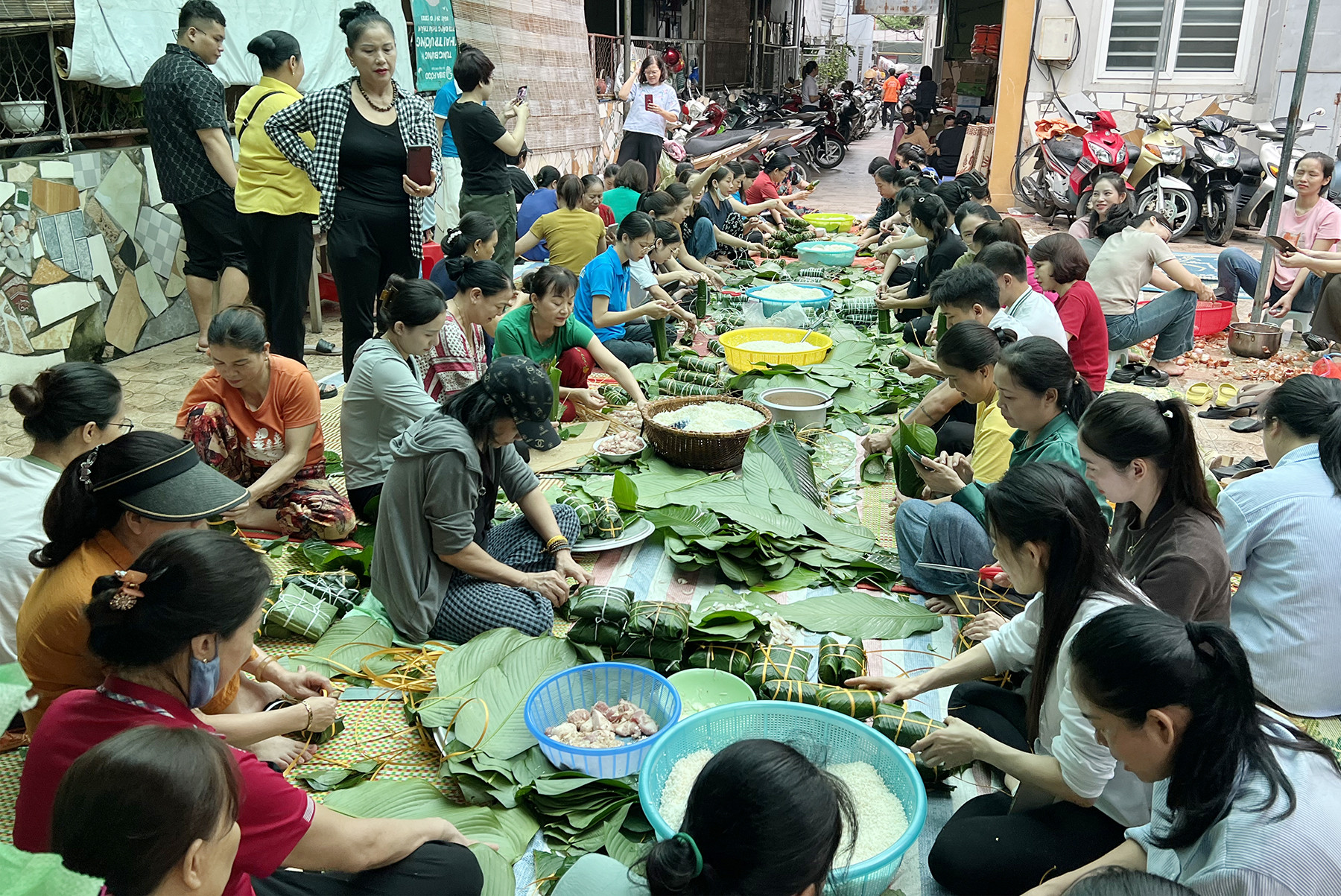 Người miền Trung 'đỏ lửa' nấu hàng nghìn bánh chưng gửi đồng bào lũ lụt - Ảnh 3.