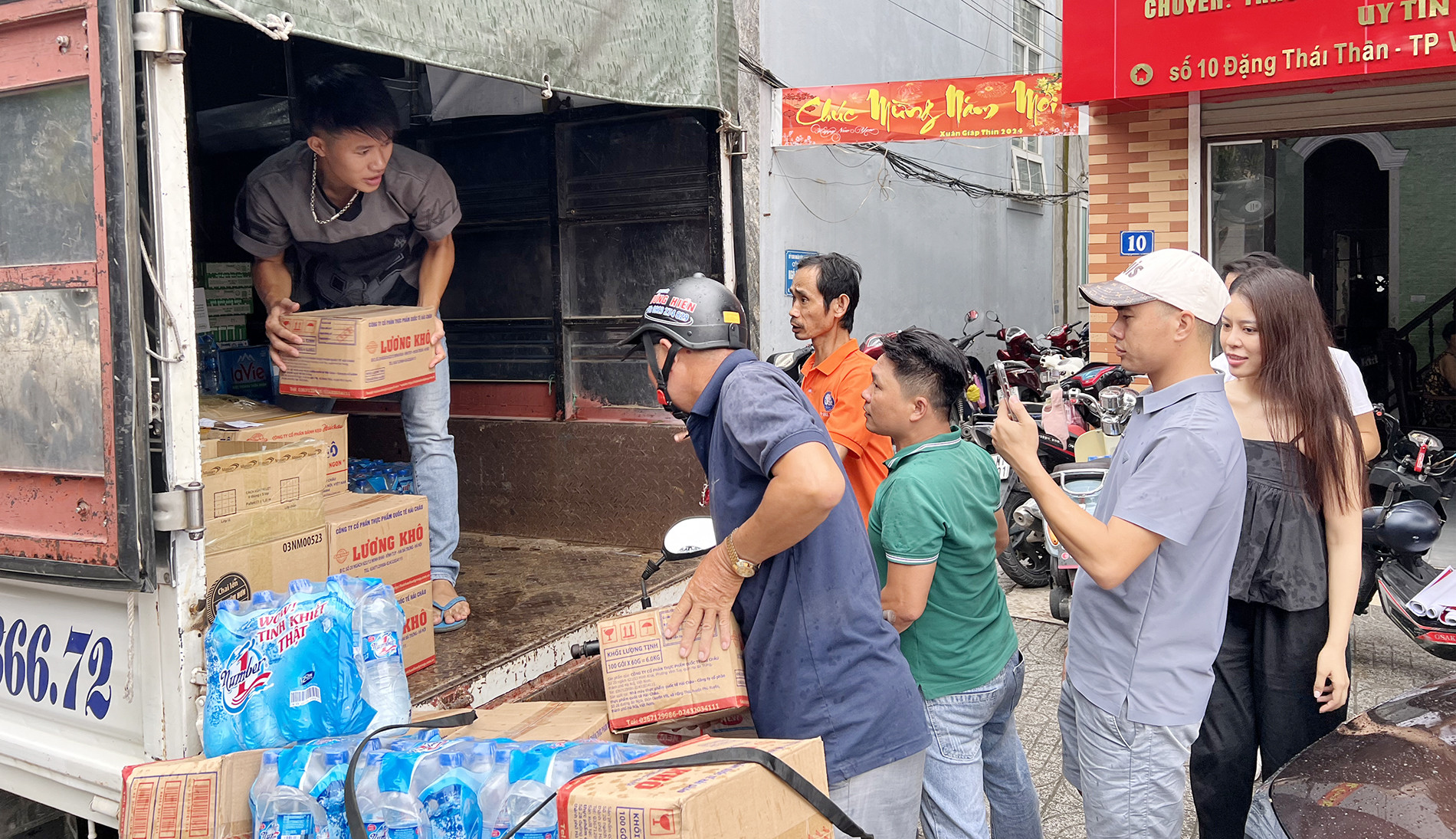 Người miền Trung 'đỏ lửa' nấu hàng nghìn bánh chưng gửi đồng bào lũ lụt - Ảnh 4.